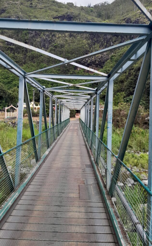 Pont fer randonnée bas la rivière saint Denis