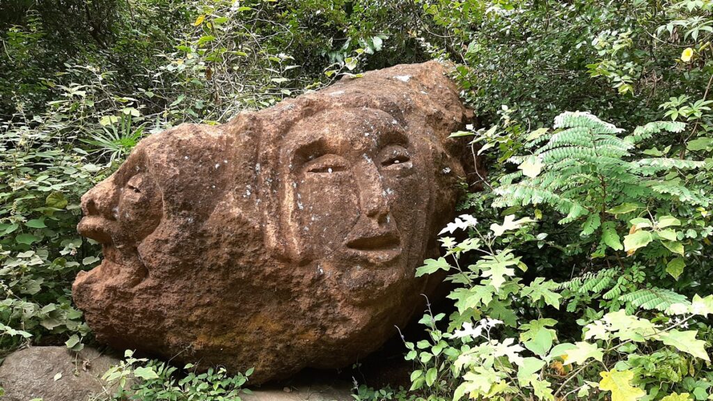 Sculptures dans la roche rouge bas la rivière randonnée